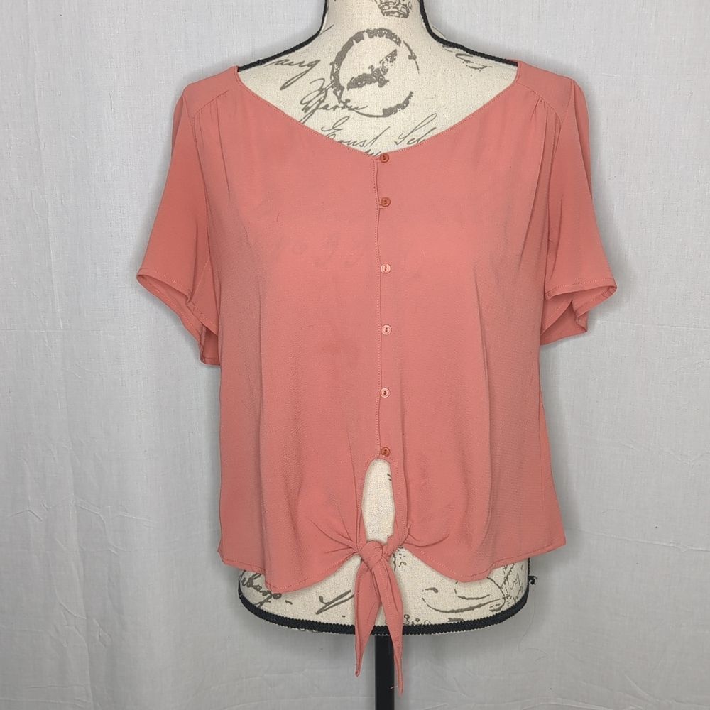 Lush Coral Button/Knot Front Top Size Medium EUC
